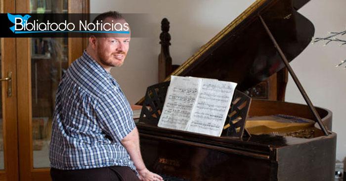 En medio de su discapacidad un hombre toca el piano adorando a Dios (Vídeo)