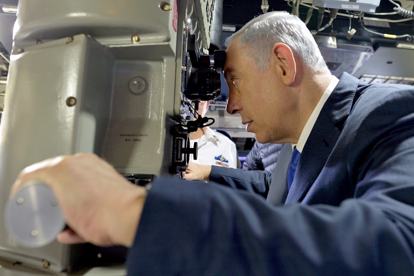 El primer ministro de Israel, Benjamin Netanyahu, a bordo del "Rahav", en el 2016