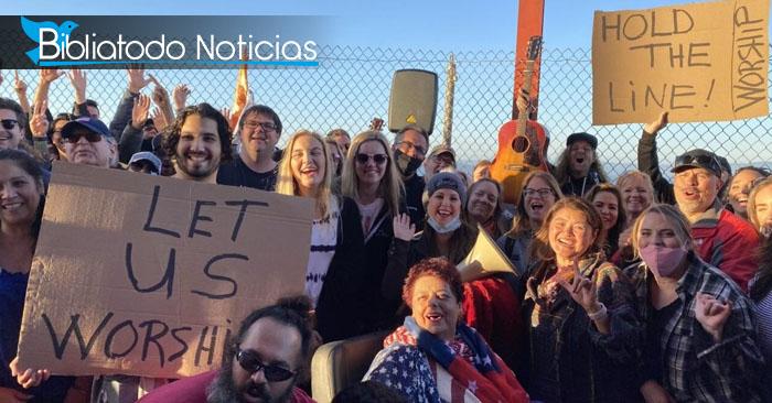 Cristianos protestan en California contra la prohibición de cantar en las iglesias, 