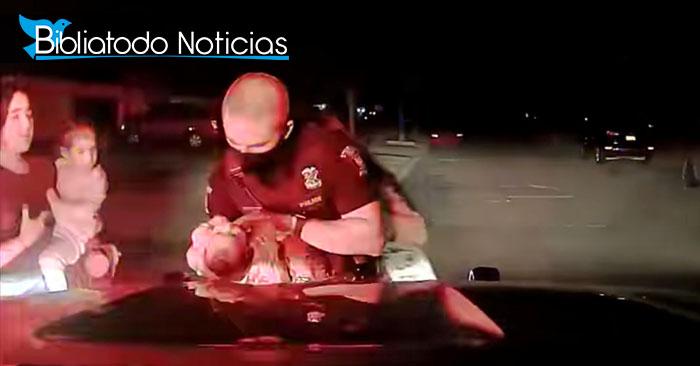 Oficial de Policía salva en plena vía a recién nacida de morir asfixiada (VÍDEO)