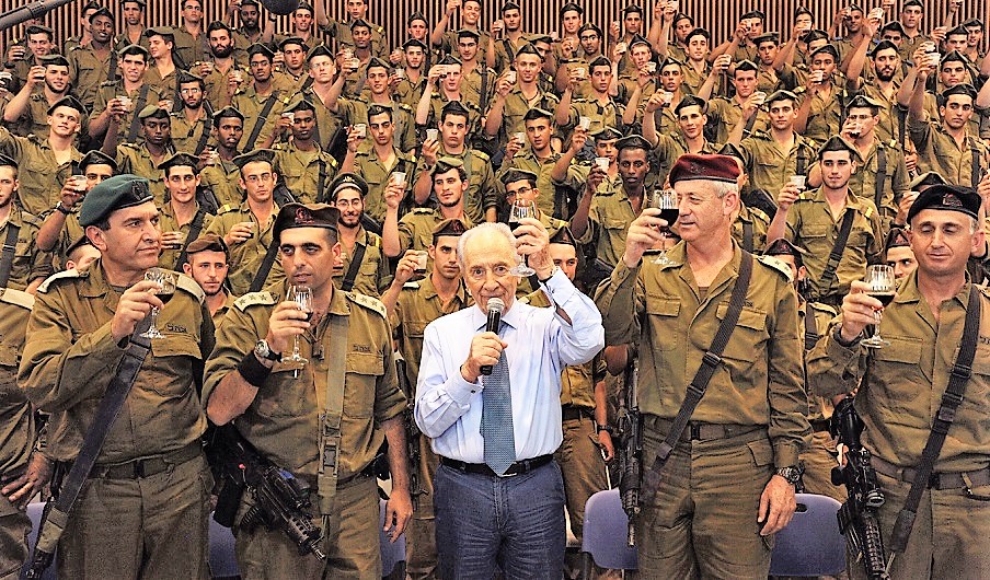 Shimon Peres brindando con soldados