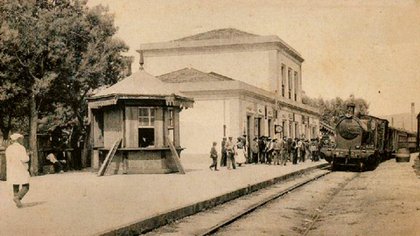 El quiosco (hoy desaparecido) que tenían las Touza junto a la estación de trenes de Ribadavia