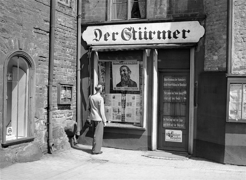 Oficinas del tabloide Der Stürmer en Gdansk, Polonia, en 1939. Junto a la puerta se exhibe una caricatura antisemita.