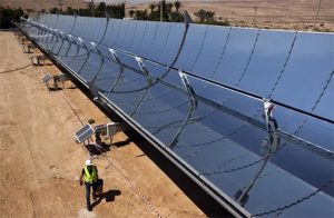 Espejos parabólicos en el sitio de investigación de la empresa de energía solar Brenmiller Energy cerca de Dimona. Foto:Noticias de Israel (crédito de la foto: NIR ELIAS / REUTERS).