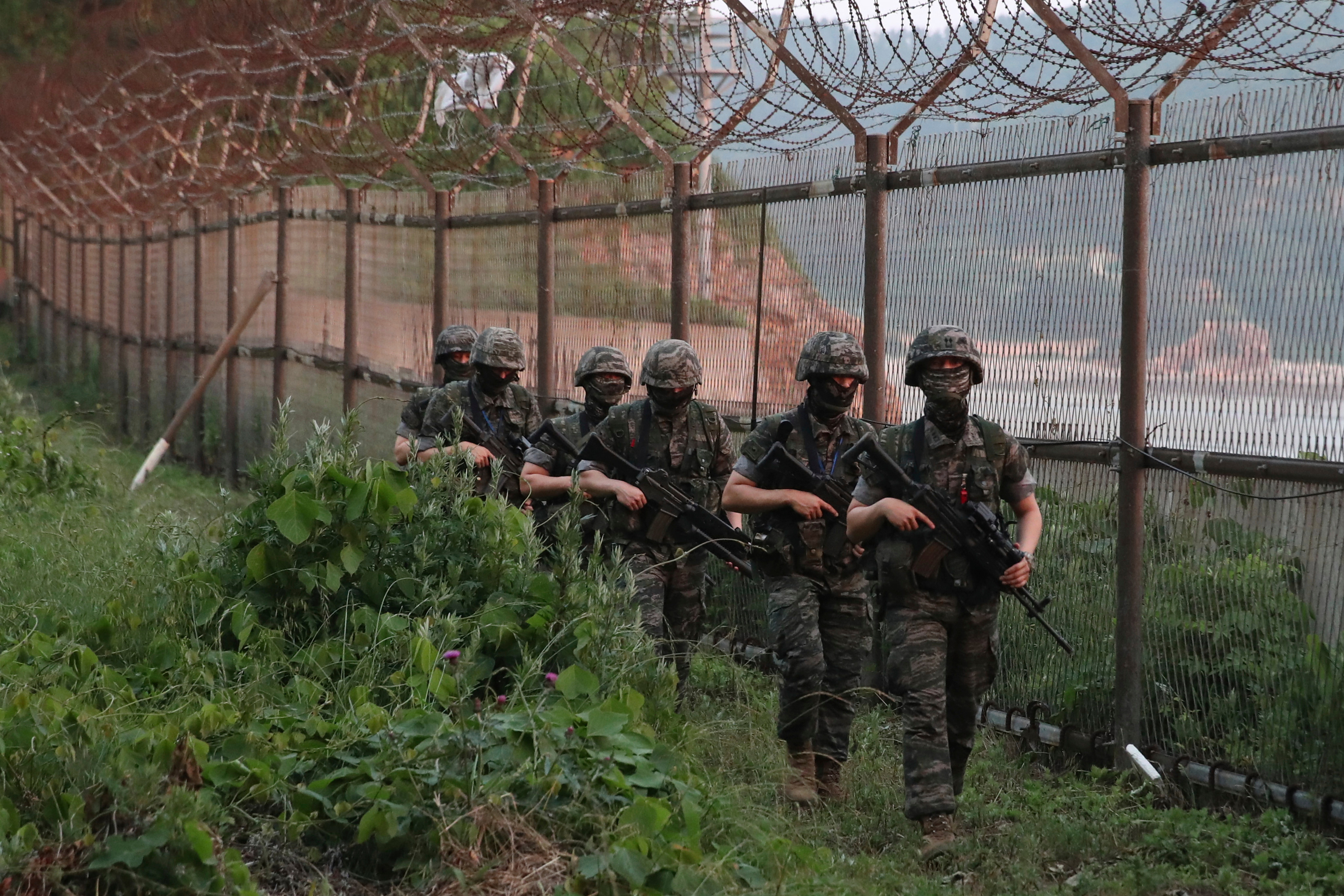 Infantes de Marina de Corea del Sur patrullan a lo largo de la frontera de alta seguridad con la RPDC: la mayoría de los fugitivos de Corea del Norte huyen a China