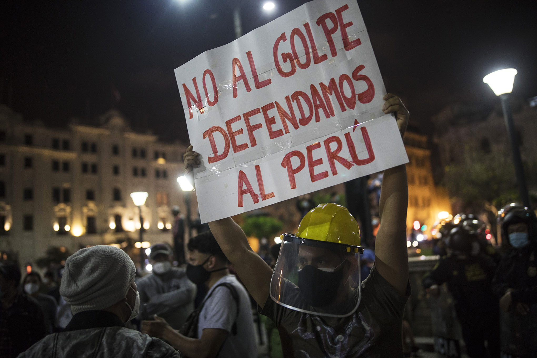 Noche de tensión en Perú: protestas y disturbios tras destitución de Martín Vizcarra