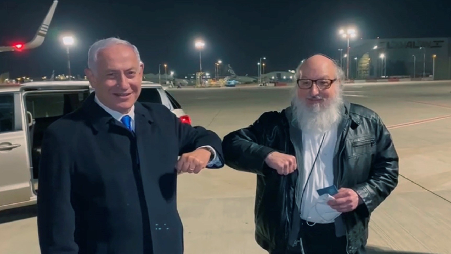 Benjamin Netanyahu saluda a Jonathan Pollard en el aeropuerto.