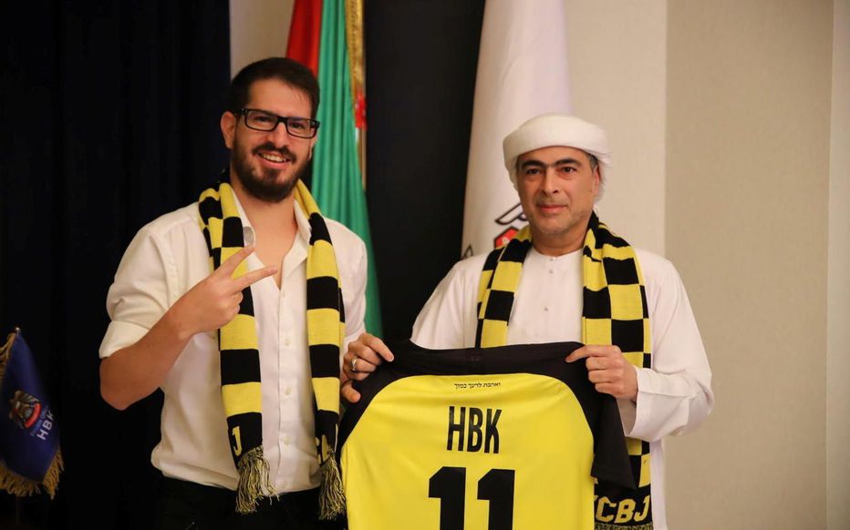 Le propriétaire du Beitar Jérusalem F.C., Moshe Hogeg (à gauche), et le Cheikh Hamad Bin Khalifa Al Nahyan’s ont posé avec les clouleurs du club à Dubaï. 