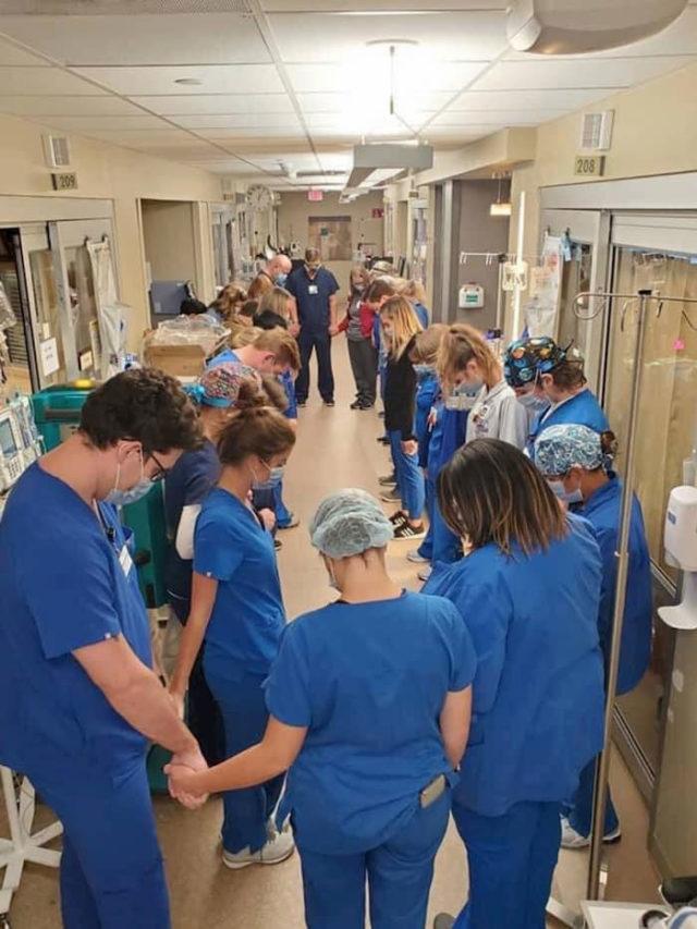 Equipo médico orando por su compañero Gary Woodward