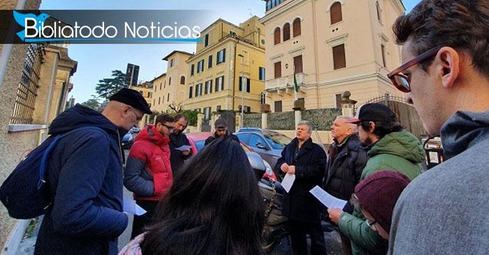 Cristianos en Italia oran en las calles por sanidad en el país a pesar de las burlas por su fe