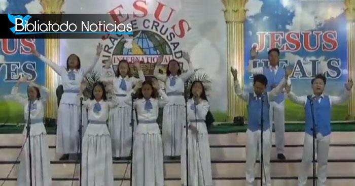 El Espíritu Santo mueve a los adolescentes a adorar en un servicio en Filipinas (Vídeo)