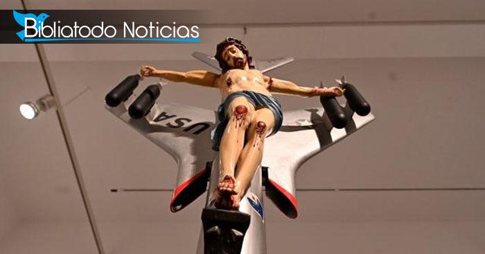 Indignación en España tras exhibir una imagen de Cristo crucificado encima de un avión