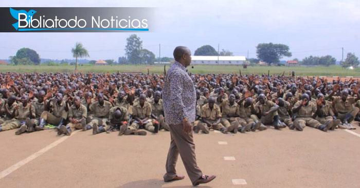 Pastor le predica a miles de policías en Uganda y reciben a Cristo (VÍDEO)