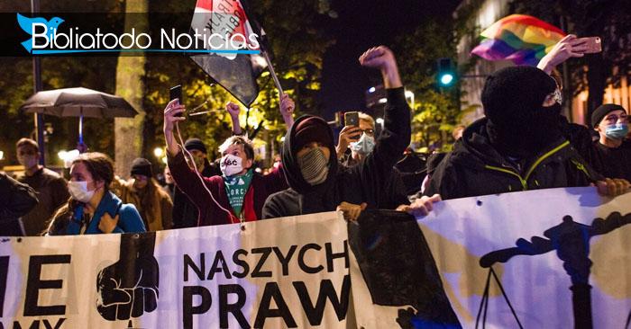 Polonia prohíbe casi en su totalidad el aborto y las protestas se desatan en todo el país