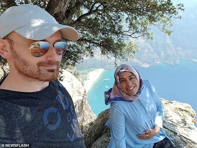Se fotografía con su esposa embarazada antes de empujarla por un acantilado para cobrar el seguro