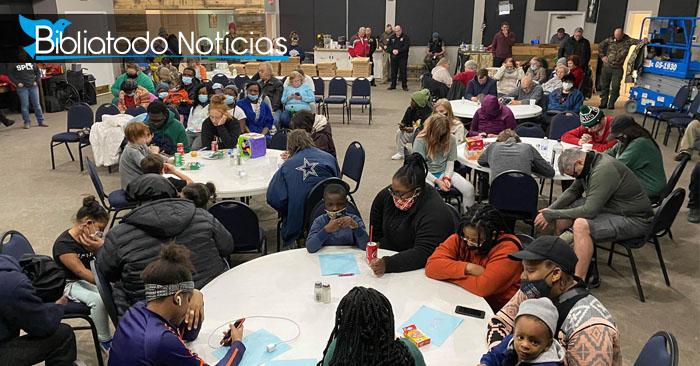 Iglesia de Texas se convierte en refugio para necesitados por la tormenta invernal en EE.UU