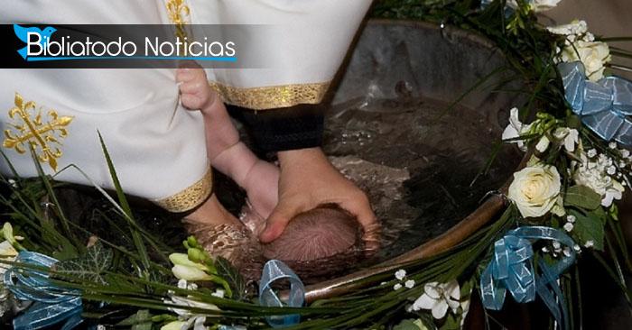 Miles de cristianos piden anular el bautismo por inmersión de niños, tras la muerte de un bebé en Rumanía