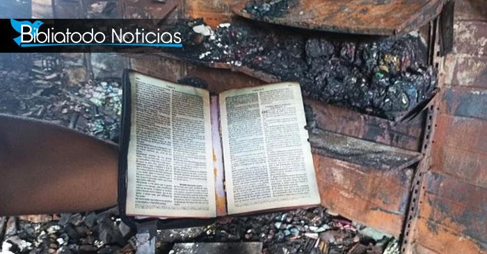 Biblia permanece intacta tras un incendio de casi 12 horas en un almacén, 