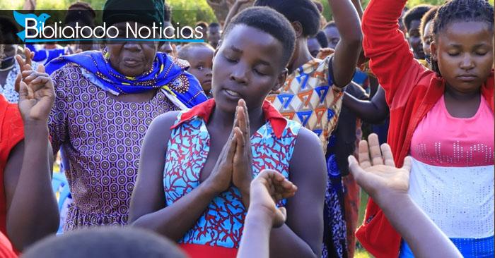 Casi 100 personas reciben al Señor en las calles de Uganda a través del evangelismo callejero