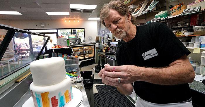 El pastelero cristiano Jack Phillips es demandado nuevamente por negarse hacer un pastel transgénero