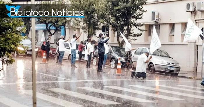 Iglesias brasileñas oran bajo la lluvia pidiendo a Dios sanidad para su país