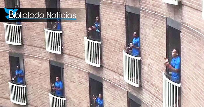 Jóvenes canta un himno cristiano desde los balcones del hotel para agradecer al personal (Vídeo)