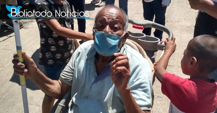 La imagen de dos niños llevando a su abuelo a vacunar en un coche para bebés conmueve a todo México