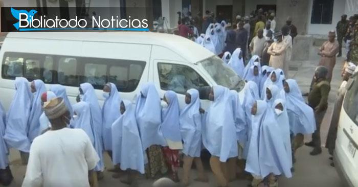 Nigeria festeja liberación de niñas secuestradas dentro de un colegio, 