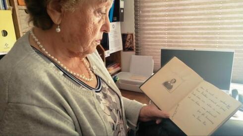 Cuaderno que conservó Ana María con la foto y dedicatoria de su amiga, que dice “Acuérdate lo lindo que fue, nuestra amistad, cuando nos conocimos. Tu amiga Ilse. Marzo de 1939”. 