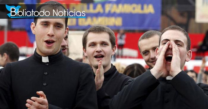 Sacerdotes desafiarán al Vaticano y continuarán bendiciendo a parejas LGBT