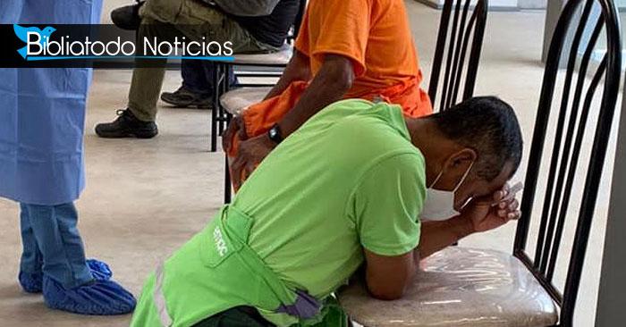 Un obrero de aseo de calles de Ecuador, agradeció a Dios de rodillas por la vacuna contra el Covid