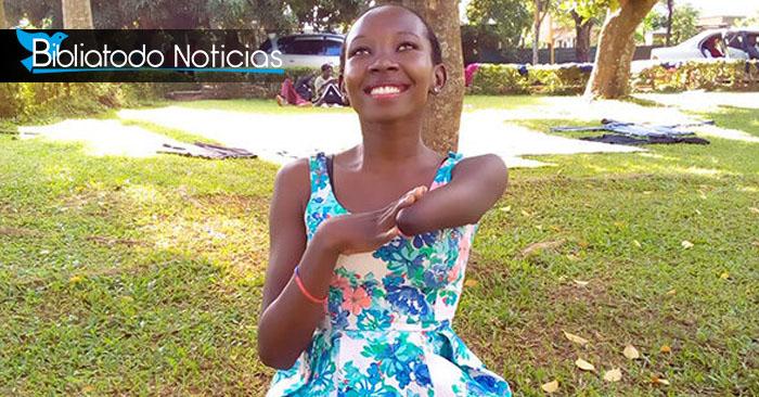 Una joven con discapacidad física evangeliza en Internet e inspira a millones en Uganda