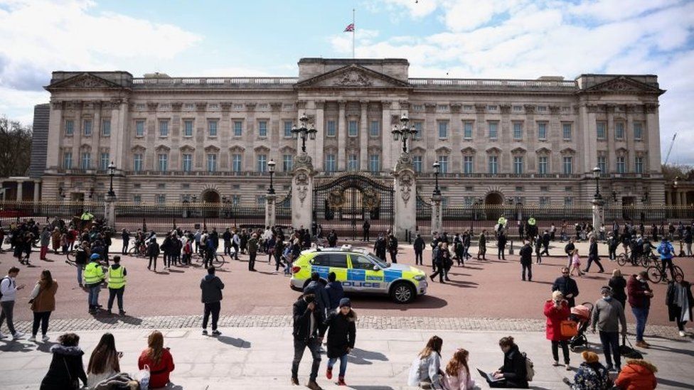 Los dolientes se paran frente al Palacio de Buckingham después de que se anunció que el príncipe Felipe de Gran Bretaña, esposo de la reina Isabel, murió a la edad de 99 años en Londres.