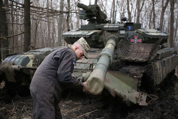 Un militar ucraniano trabaja en su tanque, cerca de la ciudad de Lysychansk, región de Lugansk