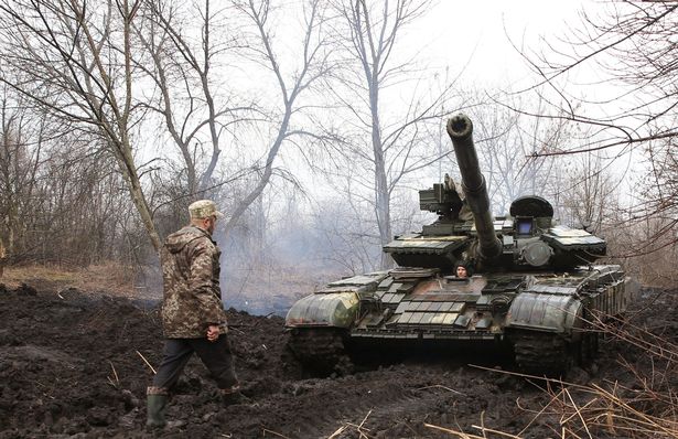 Los militares ucranianos trabajan en su tanque cerca de la línea del frente con los separatistas respaldados por Rusia el 7 de abril.