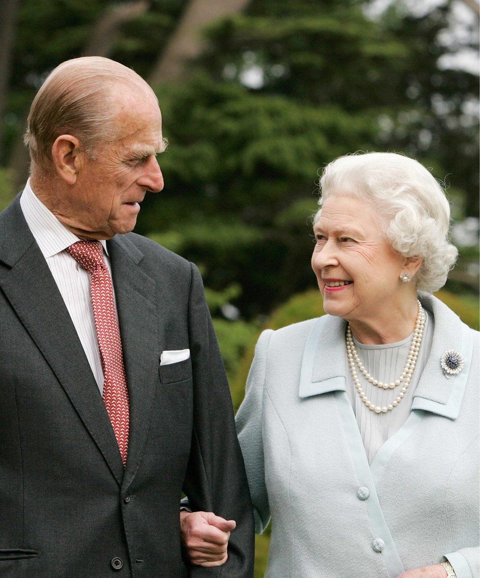 Para conmemorar su aniversario de bodas de diamante el 20 de noviembre de 2007, la reina y el príncipe Felipe vuelven a visitar Broadlands, donde hace 60 años, en noviembre de 1947, pasaron su noche de bodas.