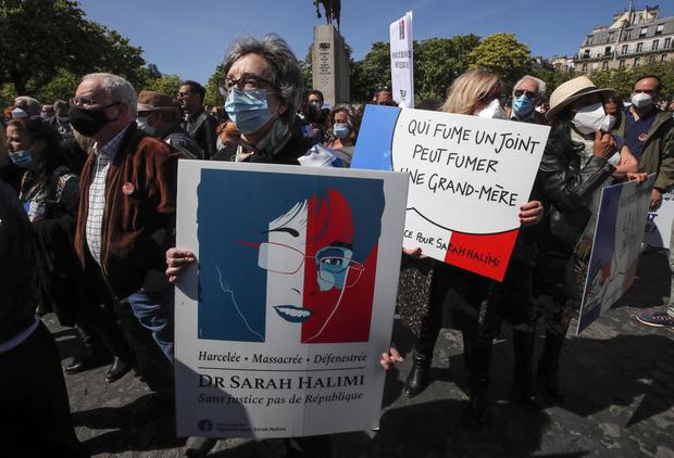 Un hombre sostiene un cartel que dice: "En Francia, las abuelas son asesinadas porque son judías", durante una protesta en París. (Foto AP / Michel Euler)