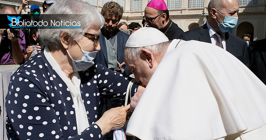 El Papa besa el número tatuado por los nazis en el brazo de una sobreviviente del Holocausto