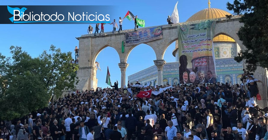 Miles de musulmanes irrumpen en el Monte del Templo en apoyo a terroristas de Gaza