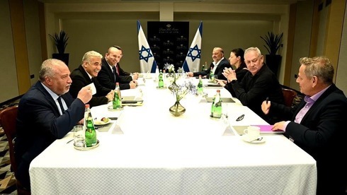Reunión de los líderes de los partidos que forman parte de la coalición negociada por Lapid.