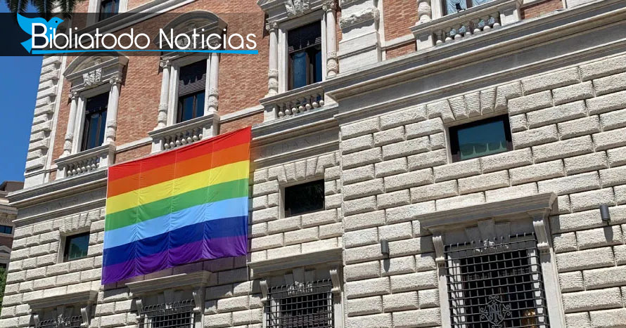 Embajada de EE.UU ante el Vaticano ondea bandera LGBT en apoyo al mes del orgullo gay