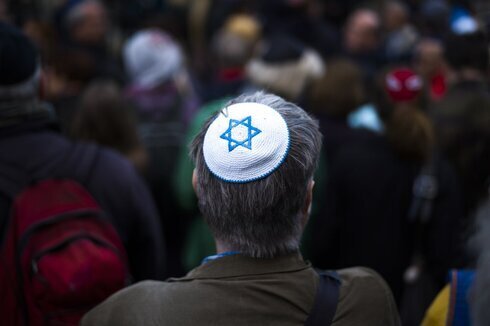 Un hombre vestido con una kipá asiste a una manifestación contra un acto antisemita en Berlín. 