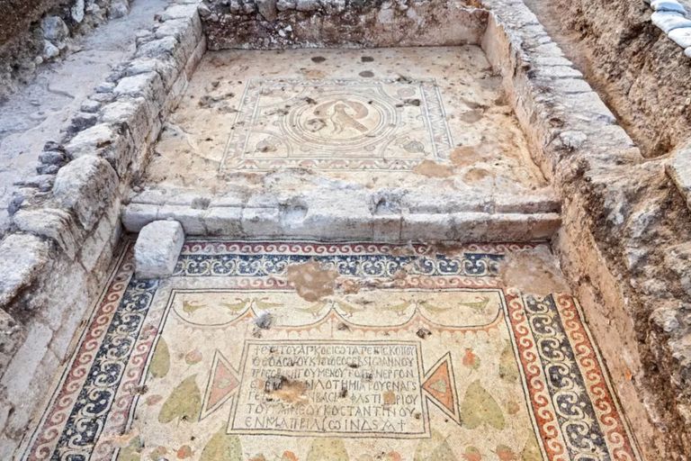 El templo cuenta con mosaicos de animales que fueron borrados e inscripciones en griego que revelan que estaba dedicada a un “glorioso mártir”, aunque no aclara su identidad