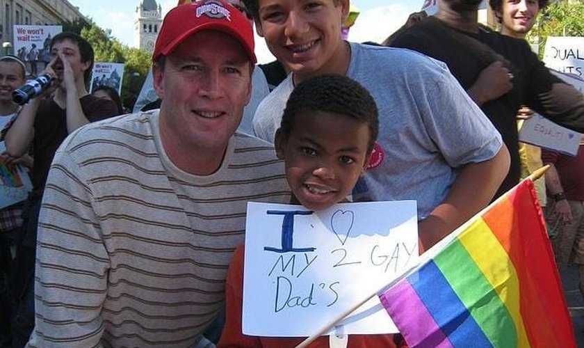 El niño sostiene un cartel: "Amo a mis dos papás homosexuales".  (Foto: Wikimedia Commons)