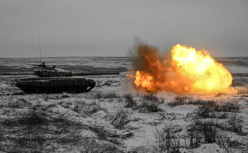 טנק של צבא רוסיה יורה ב תרגיל מתיחות עם אוקראינה