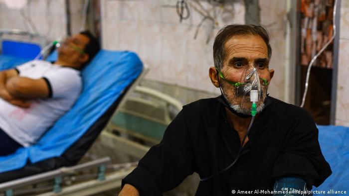 Irak, Bagdad |  Los hombres son tratados en el hospital por dificultades respiratorias causadas por una tormenta de arena