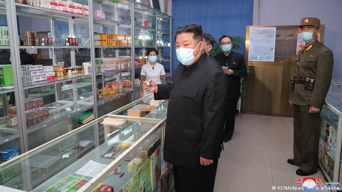Esta foto de la agencia estatal de noticias KCNA muestra al gobernante Kim Jong Un visitando una farmacia.