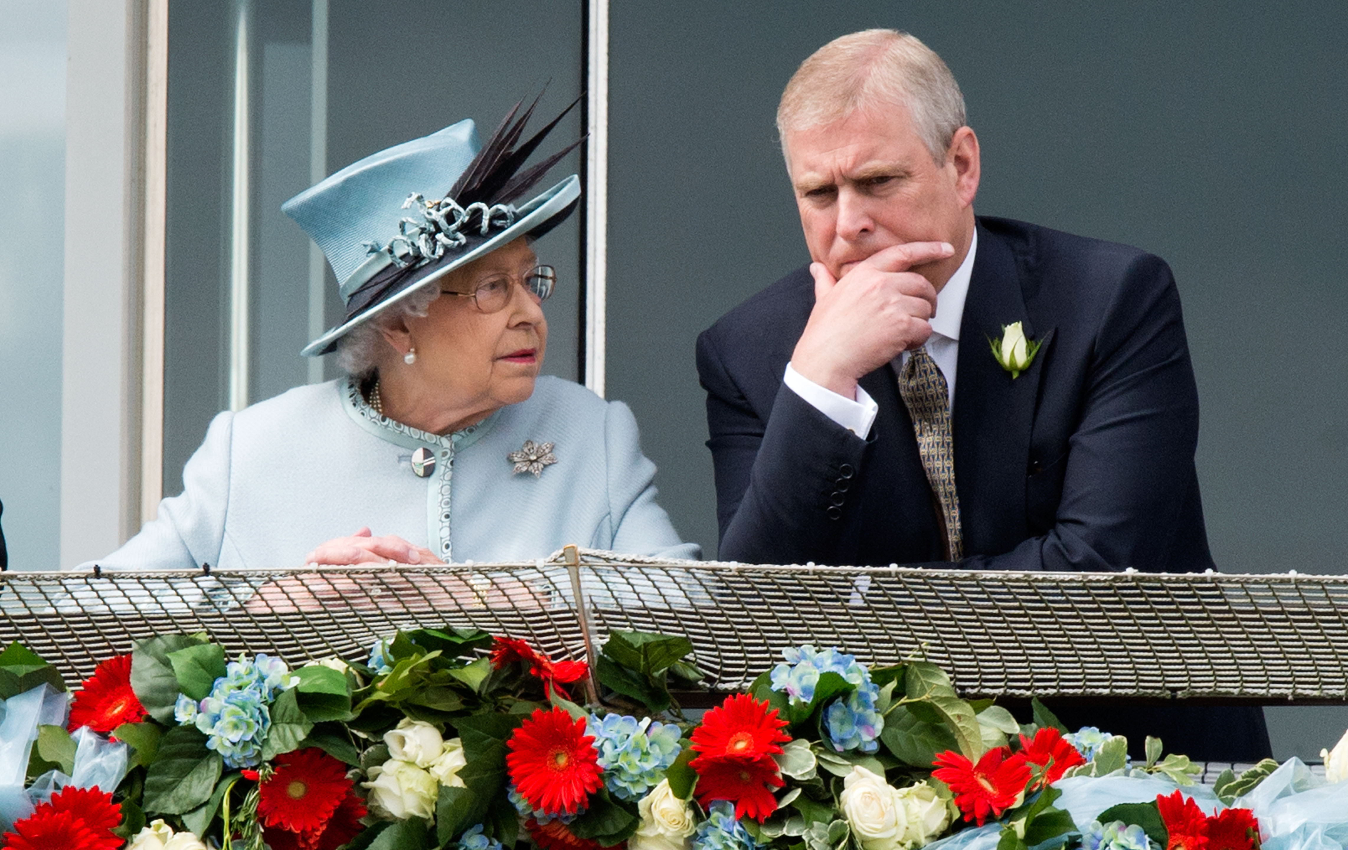 El príncipe Andrew ha estado visitando a la reina todos los días, se afirma