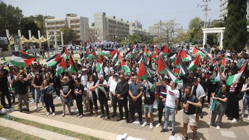 Manifestantes frente a la Universidad de Tel Aviv con motivo del Día de la Nakba. 
