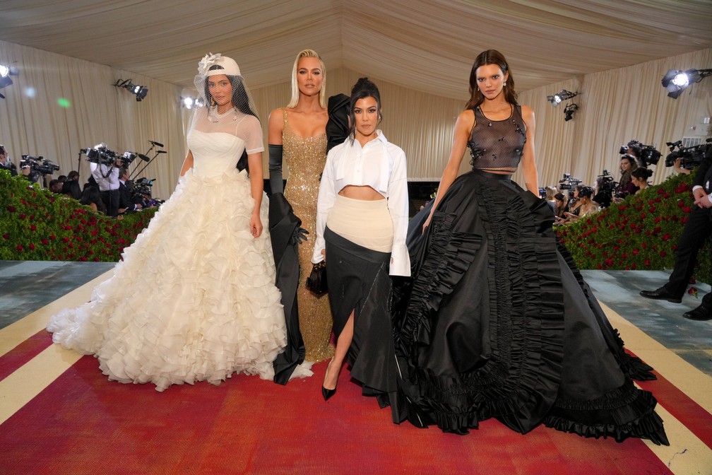 Kylie Jenner, Khloé Kardashian, Kourtney Kardashian y Kendall Jenner — Foto: Kevin Mazur/MG22/Getty Images para The Met Museum/Vogue)